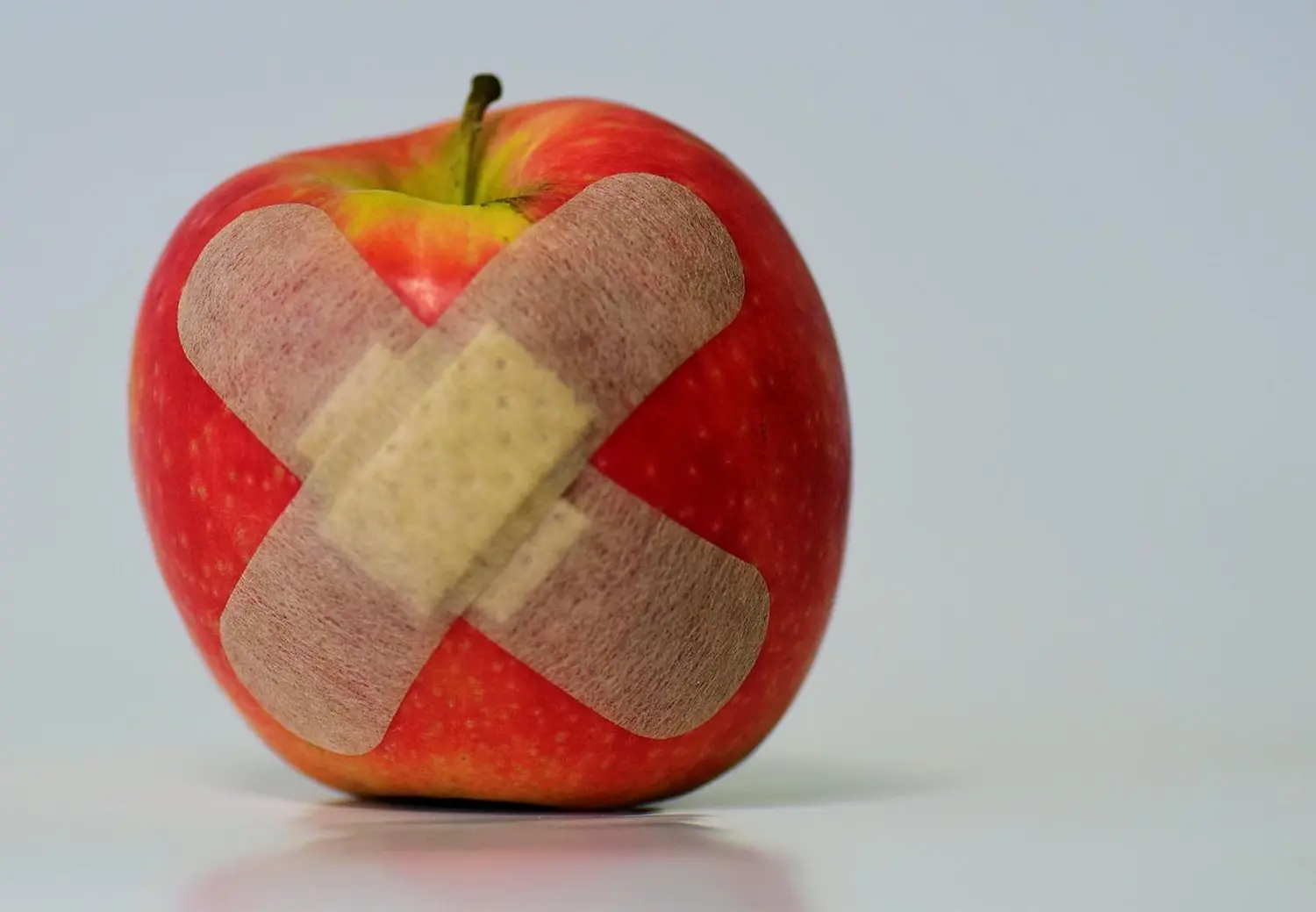 sunnyplast am Apfel von Phönix Care